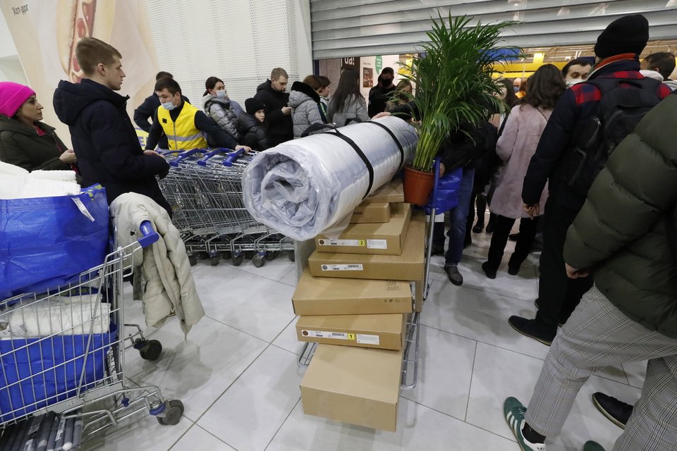 Οι Ρώσοι έσπευσαν χθες να αγοράσουν ότι μπορούσαν από τα καταστήματα IKEA