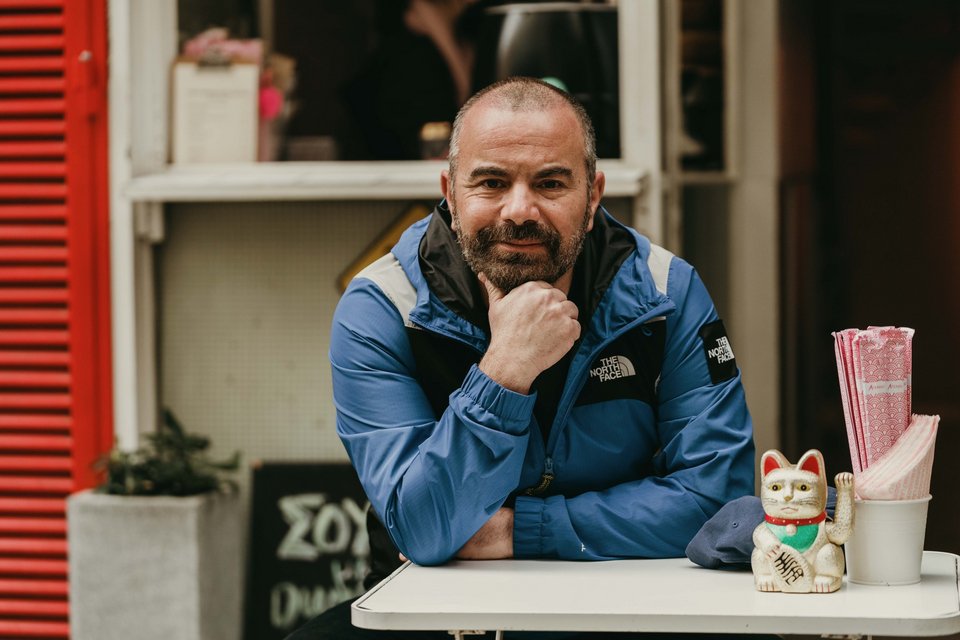 O Βασίλης Καλλίδης έξω από το ασιατικό street food μικρό εστιατόρίο του Pink Flamingo στο Σύνταγμα - Φωτογραφία: Παναγιώτης Μάλλιαρης