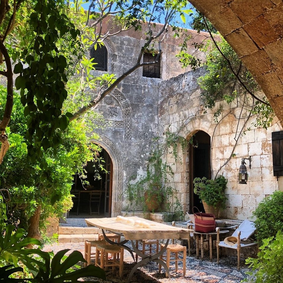 Αψίδες, καμάρες και πέτρα προδίδουν τη μακραίωνη ιστορία του σπιτιού.