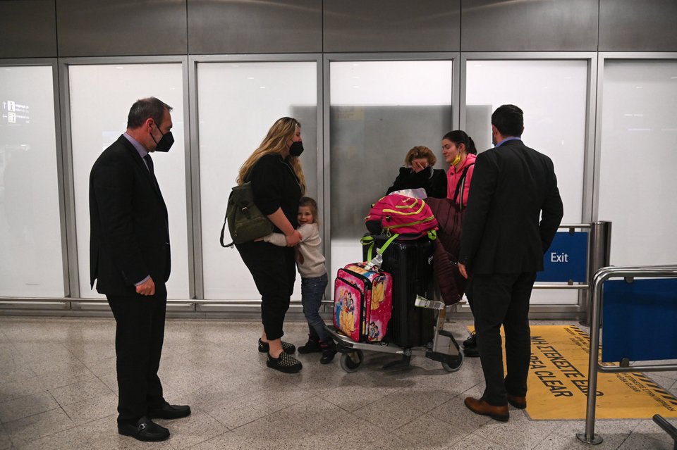 Έλληνες και Κύπριοι πολίτες στο αεροδρόμιο στην Αθήνα