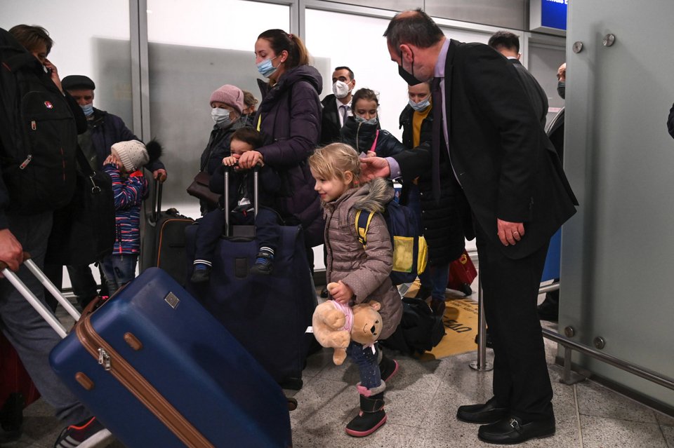 Έλληνες και Κύπριοι πολίτες στο αεροδρόμιο στην Αθήνα