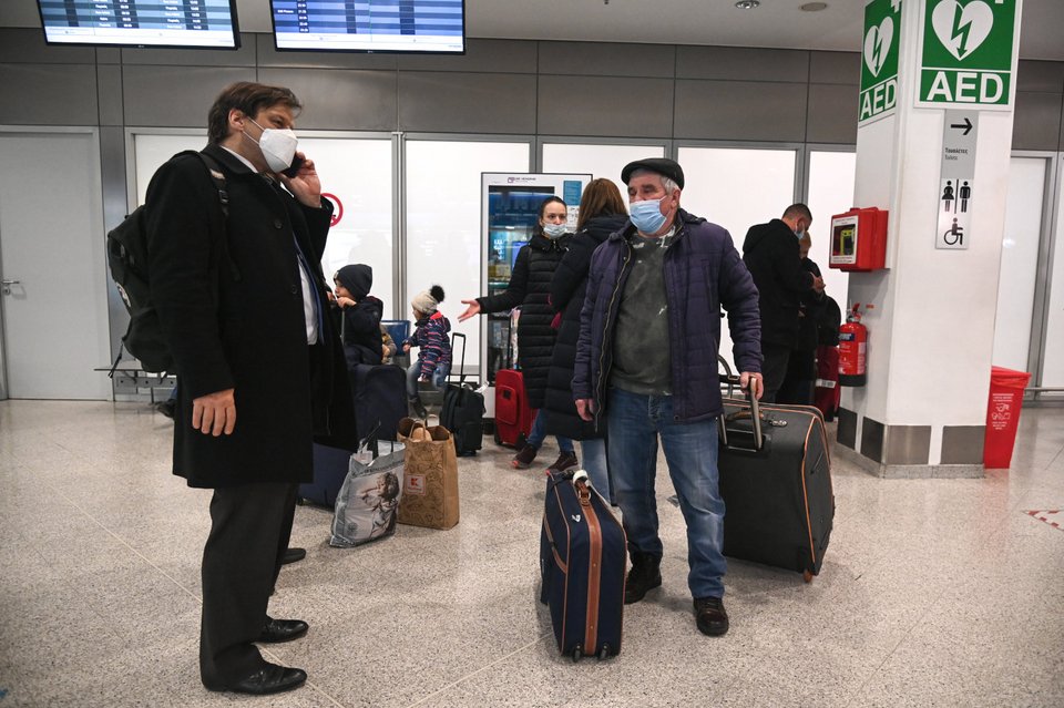 Έλληνες και Κύπριοι πολίτες στο αεροδρόμιο στην Αθήνα