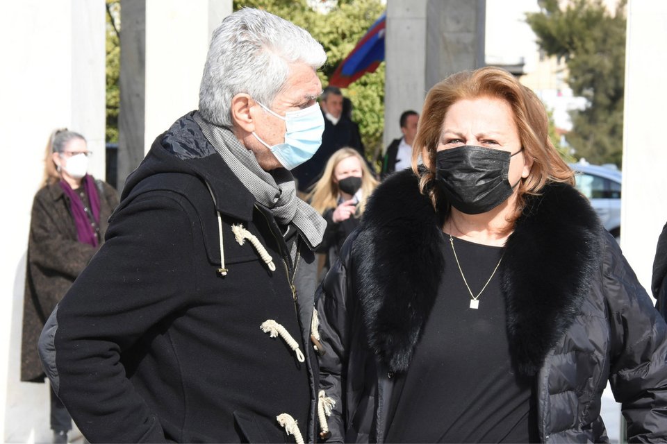 Ρήγας Αξελός και Λούκα Κατσέλη στην κηδεία της Όλγας Τουρνάκη