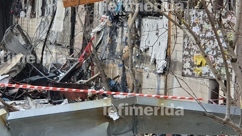 Φωτογραφίες λίγη ώρα πριν, που εξασφάλισε το iefimerida, από την πολυκατοικία στο Κίεβο που βομβαρδίστηκε τη νύχτα: