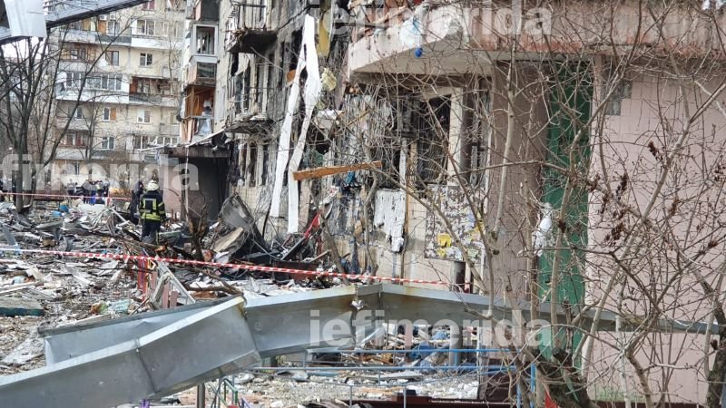 Φωτογραφίες λίγη ώρα πριν, που εξασφάλισε το iefimerida, από την πολυκατοικία στο Κίεβο που βομβαρδίστηκε τη νύχτα: