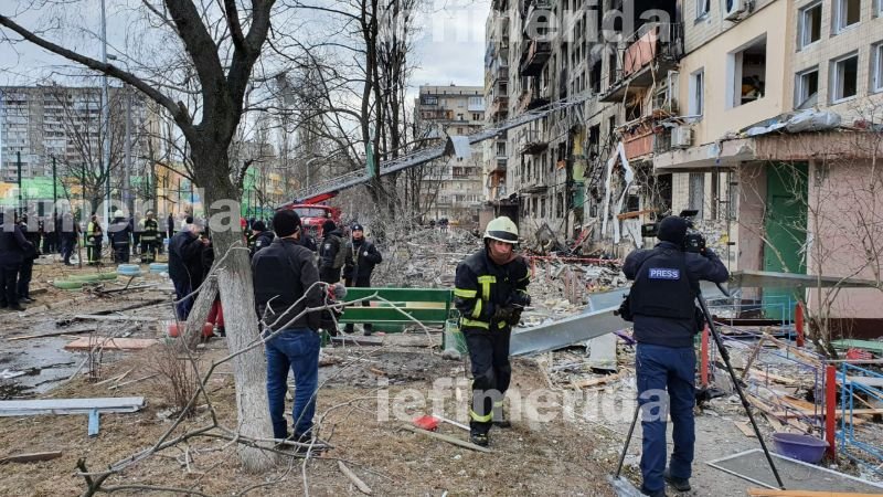 Φωτογραφίες λίγη ώρα πριν, που εξασφάλισε το iefimerida, από την πολυκατοικία στο Κίεβο που βομβαρδίστηκε τη νύχτα: