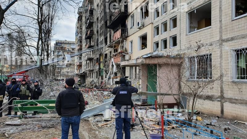 Φωτογραφίες λίγη ώρα πριν, που εξασφάλισε το iefimerida, από την πολυκατοικία στο Κίεβο που βομβαρδίστηκε τη νύχτα: