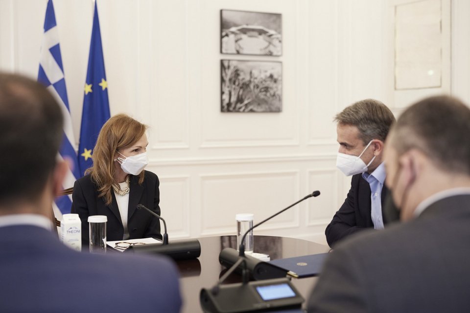 Ο πρωθυπουργός Κυριάκος Μητσοτάκης στο Μέγαρο Μαξίμου με το νέο προεδρείο της Ένωσης Ελλήνων Εφοπλιστών