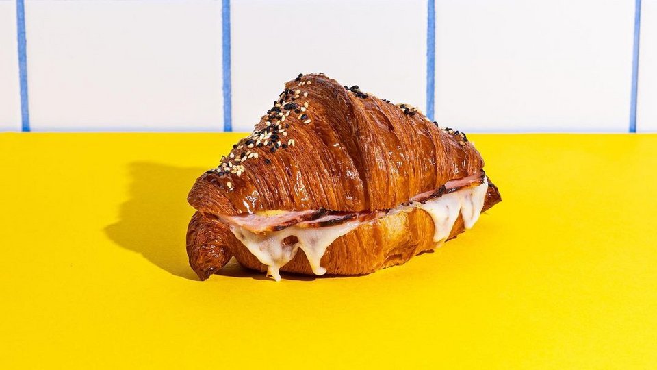 Aλμυρό croissant με απάκι από τη Μάνη, κασέρι και μπεσαμέλ μουστάρδας. 