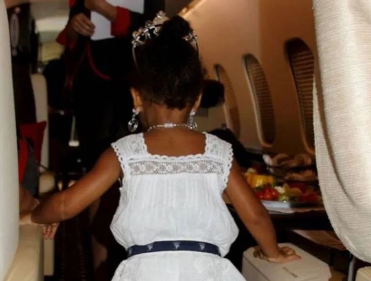 η κόρη του ζευγαριού μέσα στο τζετ