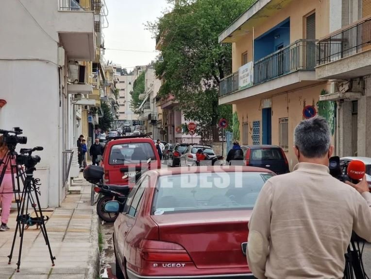 Κόσμος συγκεντρώθηκε έξω από το σπίτι της οικογένειας Πισπιρίγκου / Φωτογραφία: The Best