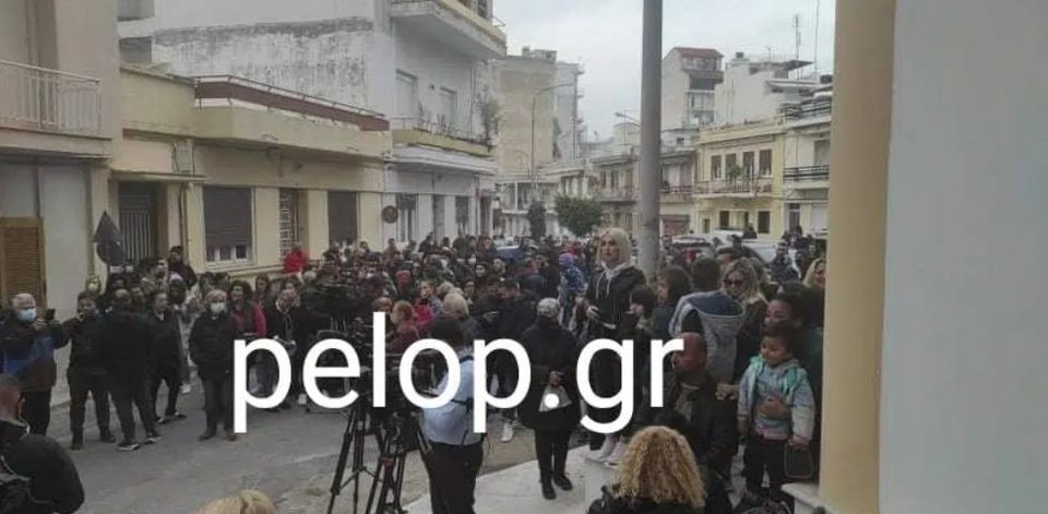Κόσμος συγκεντρώθηκε έξω από το σπίτι της οικογένειας Πισπιρίγκου / Φωτογραφία: The Best