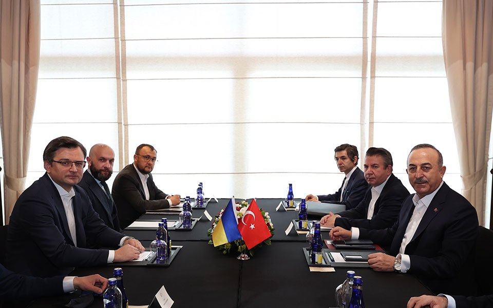 Φωτό από τη συνάντηση Τσαβούσογλου με την ουκρανική αντιπροσωπεία στην Αττάλεια.