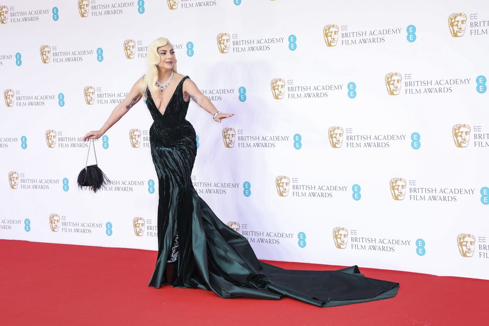 H Lady Gaga με σμαραγδί φόρεμα Ralph Lauren στα BAFTA
