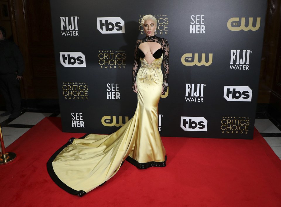 Με χρυσό φόρεμα Gucci στα Critics' Choice Awards