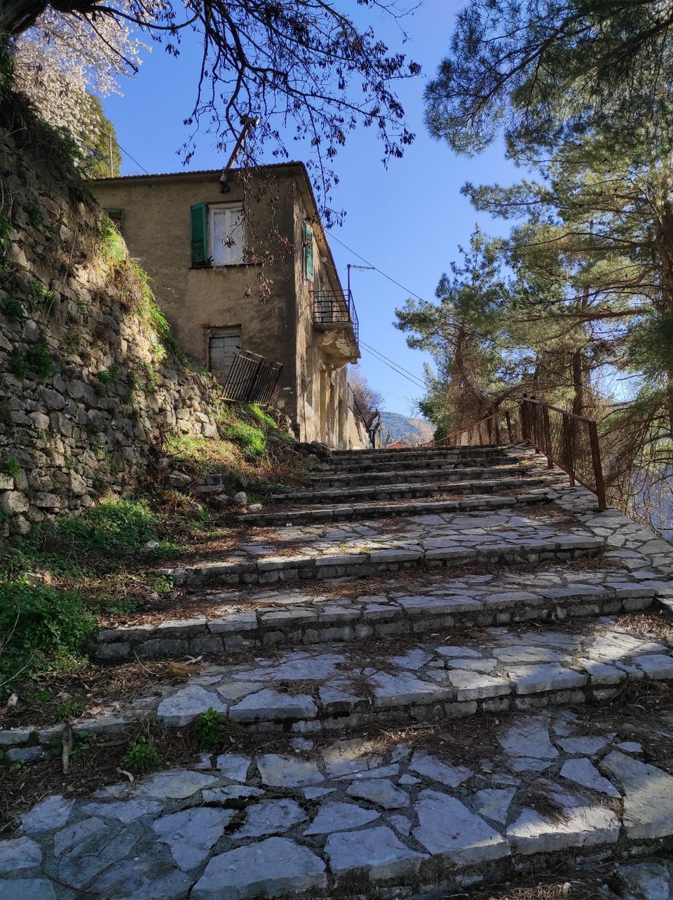 Ανεβαίνοντας στην άνω συνοικία του χωριού