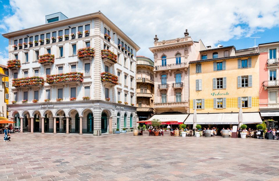 Η θέα της Piazza della Riforma με πολλά μπαρ, εστιατόρια και μπιστρό, είναι η κεντρική πλατεία στο ιστορικό κέντρο του Λουγκάνο.