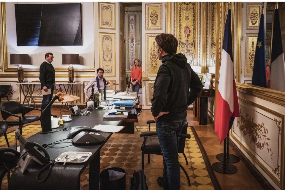 Ο Μακρόν με τζιν και φούτερ στο προεδρικό μέγαρο