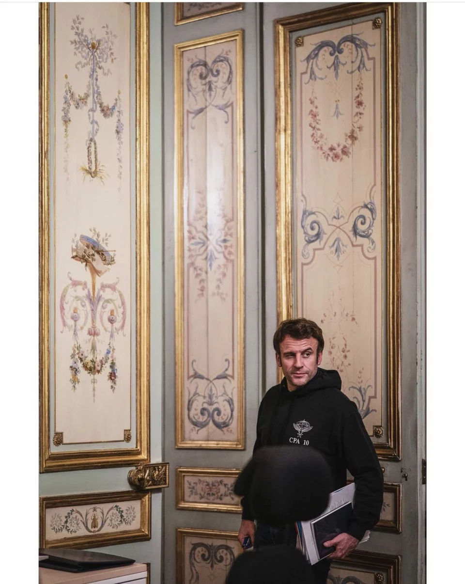 Αξύριστος, με φούτερ των κομάντο αλεξιπτωτιστών της Γαλλίας ο Εμανουέλ Μακρόν