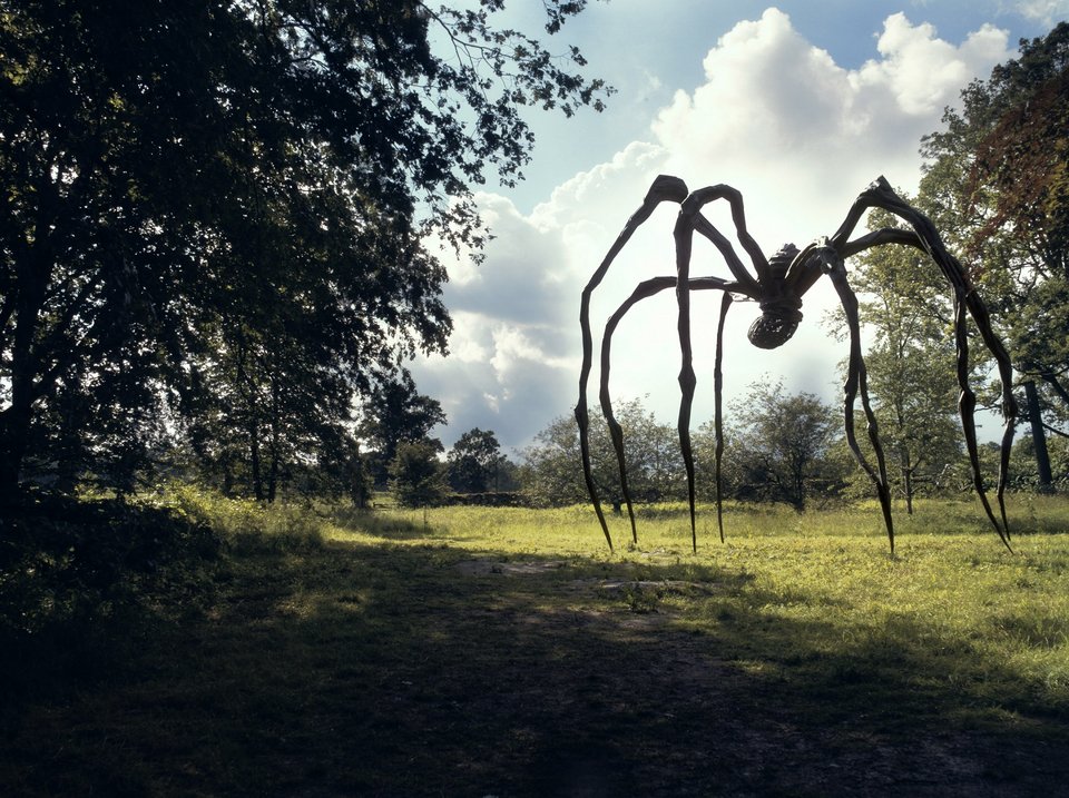 Louise Bourgeois, Maman (1999) στο The Wanås Foundation, Knislinge, Σουηδία, 2006.Φωτογραφία: Anders Norrsell © The Easton Foundation/Με την άδεια των ΟΣΔΕΕΤΕ, Αθήνα, Ελλάδα και VAGA at ARS, NY