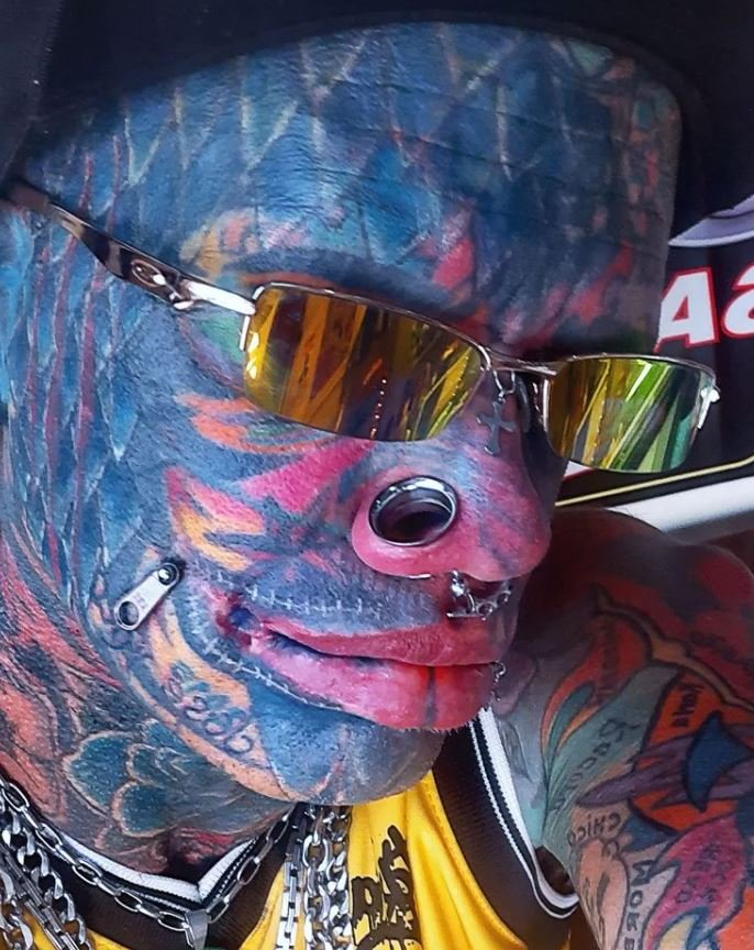 Ο νεαρός άνδρας έχει γεμίσει το σώμα και το πρόσωπό του με τατουάζ 