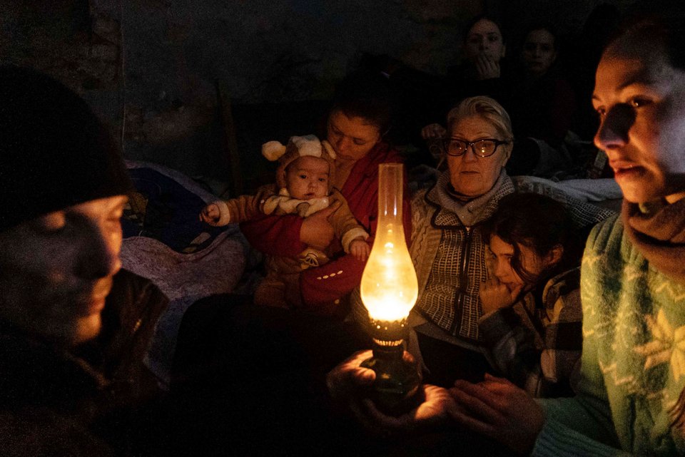 Άνθρωποι κρύβονται σε καταφύγιο της Μαριούπολης
