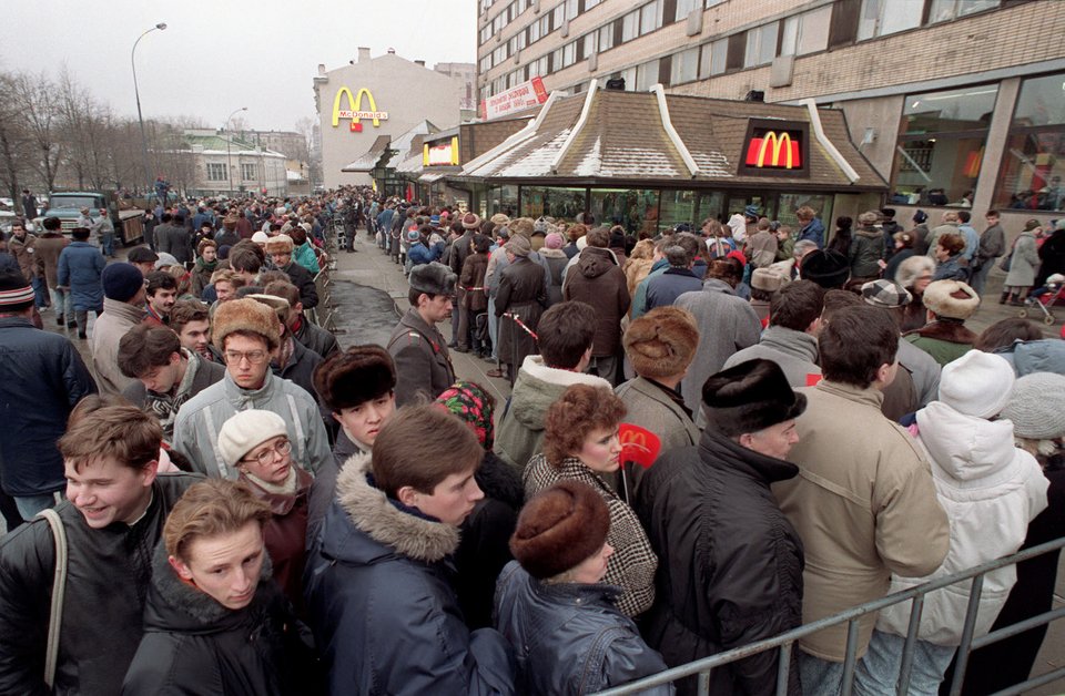 Ουρά έξω από το πρώτο κατάστημα των McDonald's στη Μόσχα στις 31 Ιανουαρίου 1990