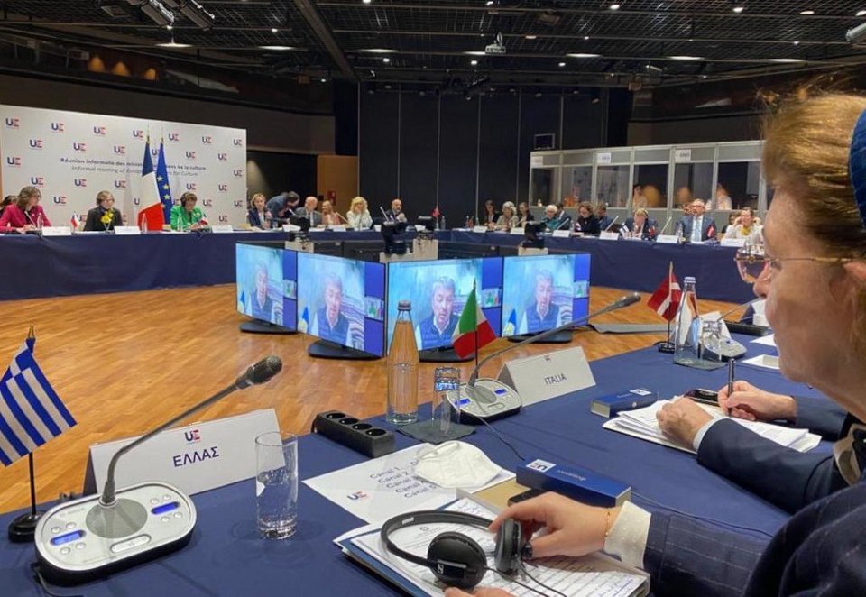 Λίνα Μενδώνη με Ουκρανό ομόλογο