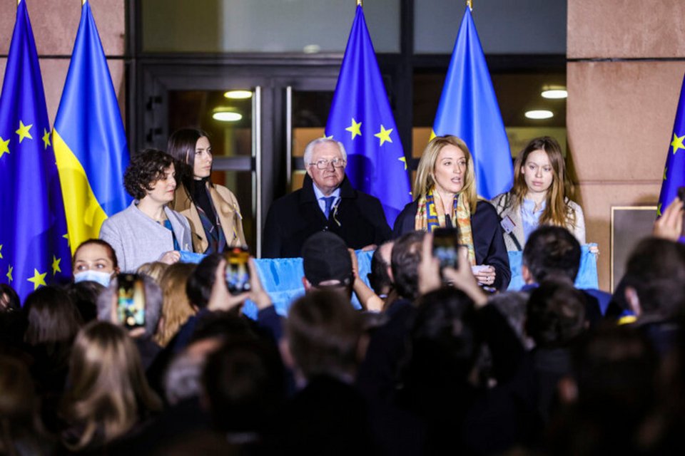 Η πρόεδρος του Ευρωκοινοβουλίου, Ρομπέρτα Μετσόλα σε συγκέντρωση αλληλεγγύης στην Ουκρανία, στο Στρασβούργο