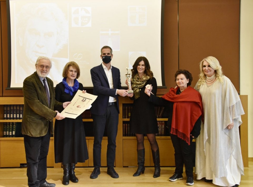 Αριστερά ο σκηνοθέτης Γιάννης Σμαραγδής, η Διευθύντρια της Μουσικής Βιβλιοθήκης «Λίλιαν Βουδούρη» του Συλλόγου Οι φίλοι της Μουσικής, Στεφανία Μεράκου, ο Δήμαρχος Αθηναίων Κώστας Μπακογιάννης, η Υπεύθυνη Αρχείου Ελληνικής Μουσικής, Βάλια Βράκα, η Γενική Γραμματέας των Διεθνών Βραβείων Sciacca Βίκυ Μπαφατάκη και η Καθηγήτρια του ΕΜΠ Αντωνία Μοροπούλου