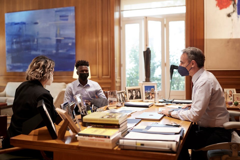 Ο Κυριάκος Μητσοτάκης με τον Σαϊντού Καμαρά στο Μαξίμου / Φωτογραφία: ΓτΠ / ΠΑΠΑΜΗΤΣΟΣ ΔΗΜΗΤΡΗΣ