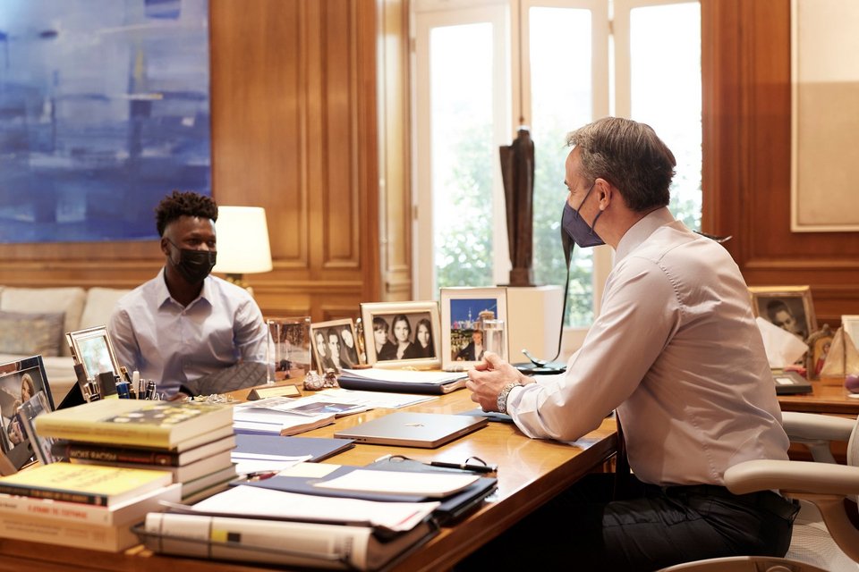 Ο Κυριάκος Μητσοτάκης με τον Σαϊντού Καμαρά στο Μαξίμου / Φωτογραφία: ΓτΠ / ΠΑΠΑΜΗΤΣΟΣ ΔΗΜΗΤΡΗΣ