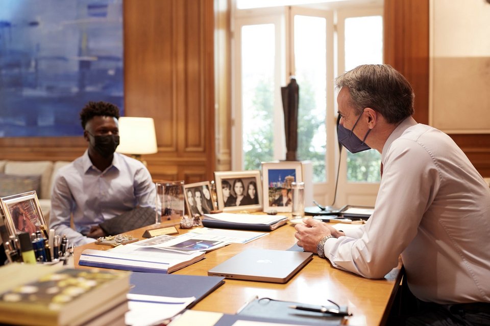 Ο Κυριάκος Μητσοτάκης με τον Σαϊντού Καμαρά στο Μαξίμου / Φωτογραφία: ΓτΠ / ΠΑΠΑΜΗΤΣΟΣ ΔΗΜΗΤΡΗΣ