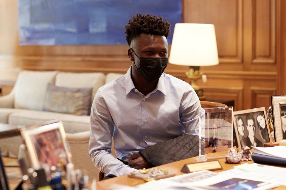 Ο Κυριάκος Μητσοτάκης με τον Σαϊντού Καμαρά στο Μαξίμου / Φωτογραφία: ΓτΠ / ΠΑΠΑΜΗΤΣΟΣ ΔΗΜΗΤΡΗΣ