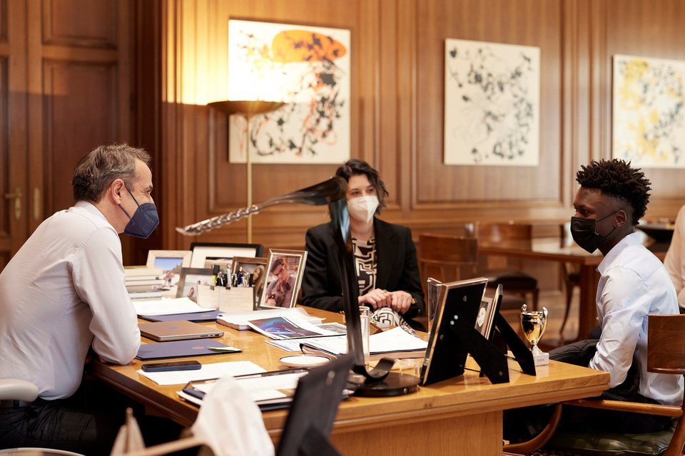 Ο Κυριάκος Μητσοτάκης με τον Σαϊντού Καμαρά στο Μαξίμου / Φωτογραφία: ΓτΠ / ΠΑΠΑΜΗΤΣΟΣ ΔΗΜΗΤΡΗΣ