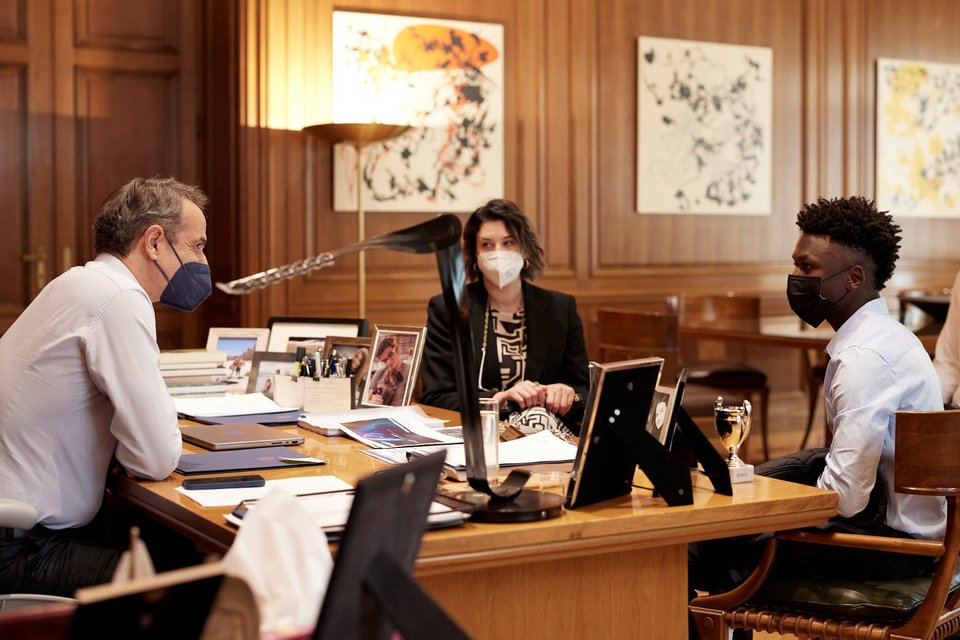 Ο Κυριάκος Μητσοτάκης με τον Σαϊντού Καμαρά στο Μαξίμου / Φωτογραφία: ΓτΠ / ΠΑΠΑΜΗΤΣΟΣ ΔΗΜΗΤΡΗΣ