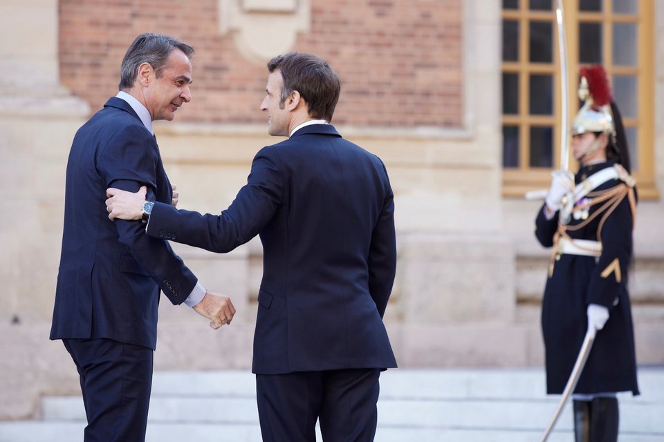 Ο Εμανουέλ Μακρόν υποδέχεται εγκάρδια τον Κυριάκο Μητσοτάκη στις Βερσαλλίες για τη Σύνοδο Κορυφής της ΕΕ / Φωτογραφία: ΓτΠ/ΠΑΠΑΜΗΤΣΟΣ ΔΗΜΗΤΡΗΣ