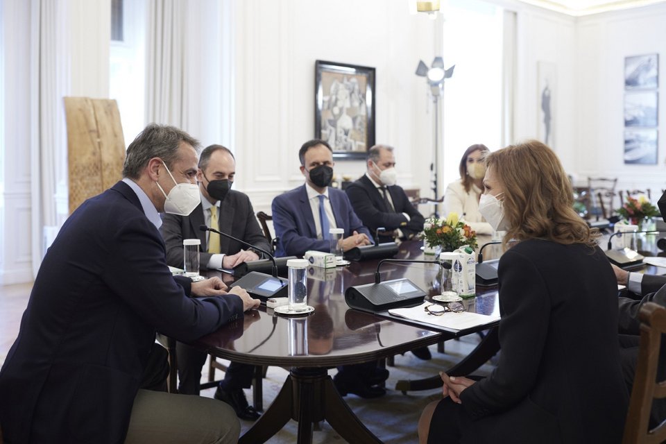 Ο πρωθυπουργός Κυριάκος Μητσοτάκης στο Μέγαρο Μαξίμου με το νέο προεδρείο της Ένωσης Ελλήνων Εφοπλιστών