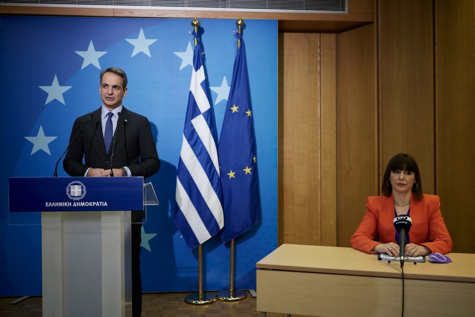 Ο Κυριάκος Μητσοτάκης και δεξιά η αναπληρώτρια κυβερνητική εκπρόσωπος Αριστοτελία Πελώνη-Φωτογραφία:ΔΗΜΗΤΡΗΣ ΠΑΠΑΜΗΤΣΟΣ/ΓΡΑΦΕΙΟ ΤΥΠΟΥ ΠΡΩΘΥΠΟΥΡΓΟΥ/EUROKINISSI