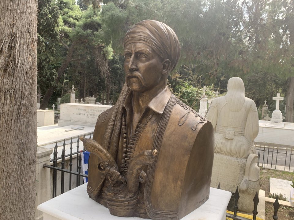 Η προτομή του Νικηταρά, που τοποθετήθηκε ακριβώς εκεί που επιθυμούσε ο ήρωας της Επανάστασης