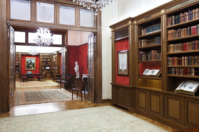 Η Ωνάσειος Βιβλιοθήκη στεγάζεται σε τρεις αίθουσες ενός νεοκλασικού κτιρίου των αρχών του 20ου αιώνα, σχεδιασμένες από τον Κωνσταντίνο Στάικο.