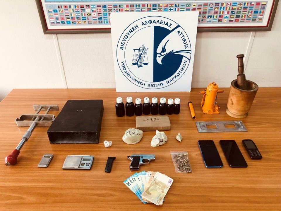 Συλλήψεις για προμήθεια, αποθήκευση, νόθευση και περαιτέρω διακίνηση ποσοτήτων ηρωίνης, υγρής μεθαδόνης και ακατέργαστης κάνναβης στην ευρύτερη περιοχή των βορείων προαστίων