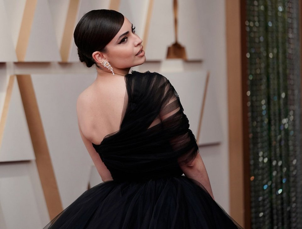 H Sofia Carson με Giambattista Valli