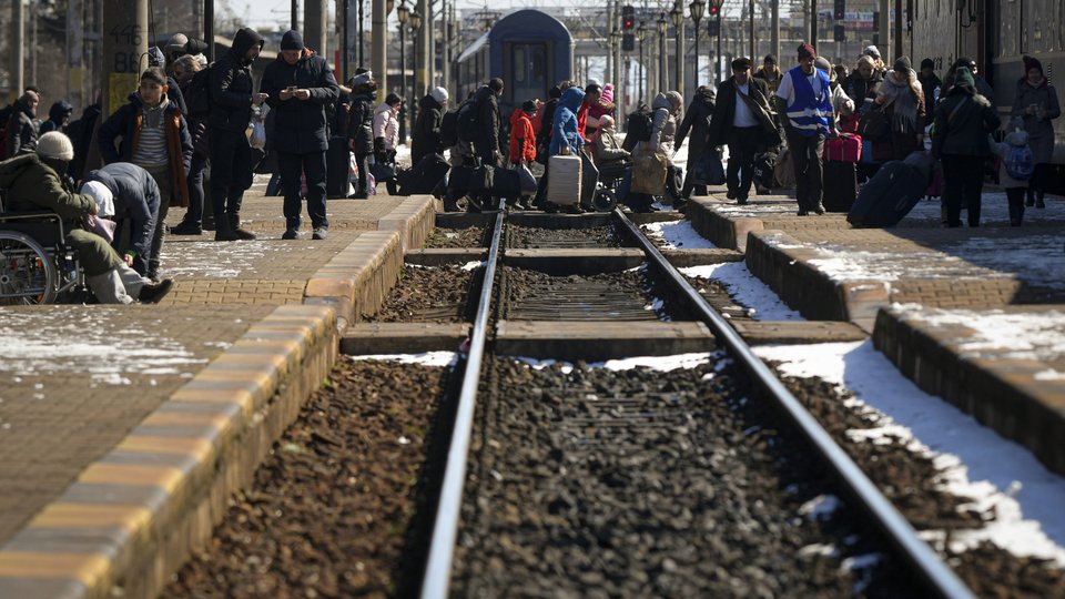 Ουκρανοί πρόσφυγες επιχειρούν να περάσουν με τρένο στην Ρουμανία