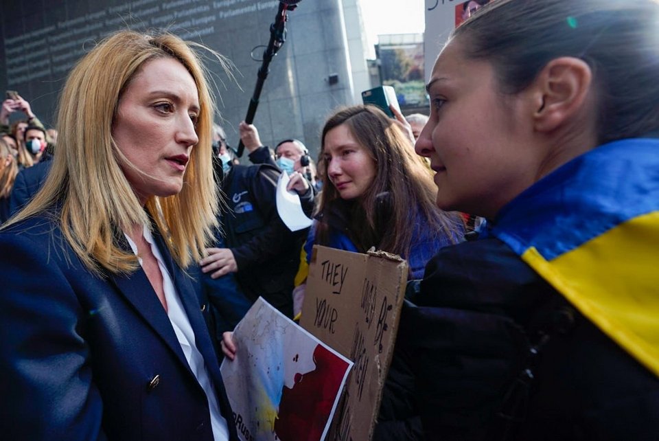 Η πρόεδρος του Ευρωπαϊκού Κοινοβουλίου συνομιλεί με τους διαδηλωτές