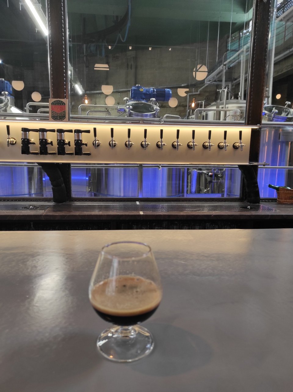 Από τη ζυθοποιεία κατευθείαν στο taproom με τον επισκέπτη να απολαμβάνει κατευθείαν το προϊον του/ Φώο:iefimerida.gr