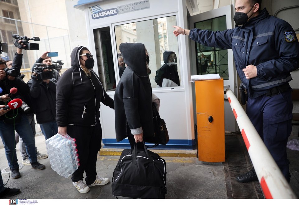 Η μητέρα και η αδελφή της Ρούλας Πισπιρίγκου στη ΓΑΔΑ