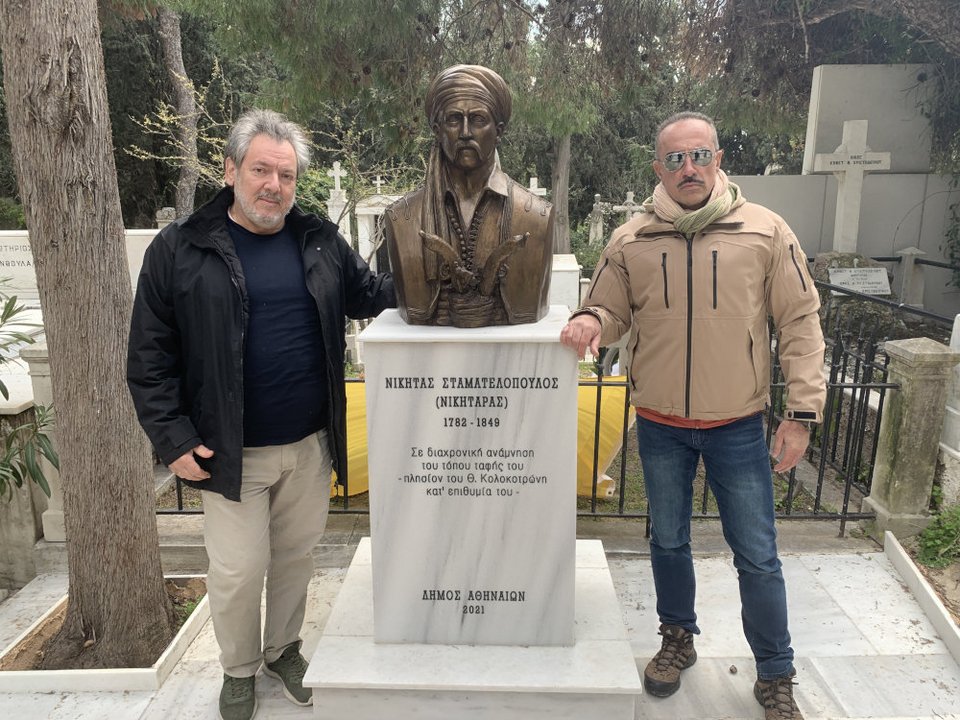 Αριστερά ο γλύπτης Γιώργος Ρούσσης και δεξιά ο Κώστας Χατζηδάκης, με πρωτοβουλία του οποίου εκπληρώθηκε η τελευταία επιθυμία του Νικηταρά