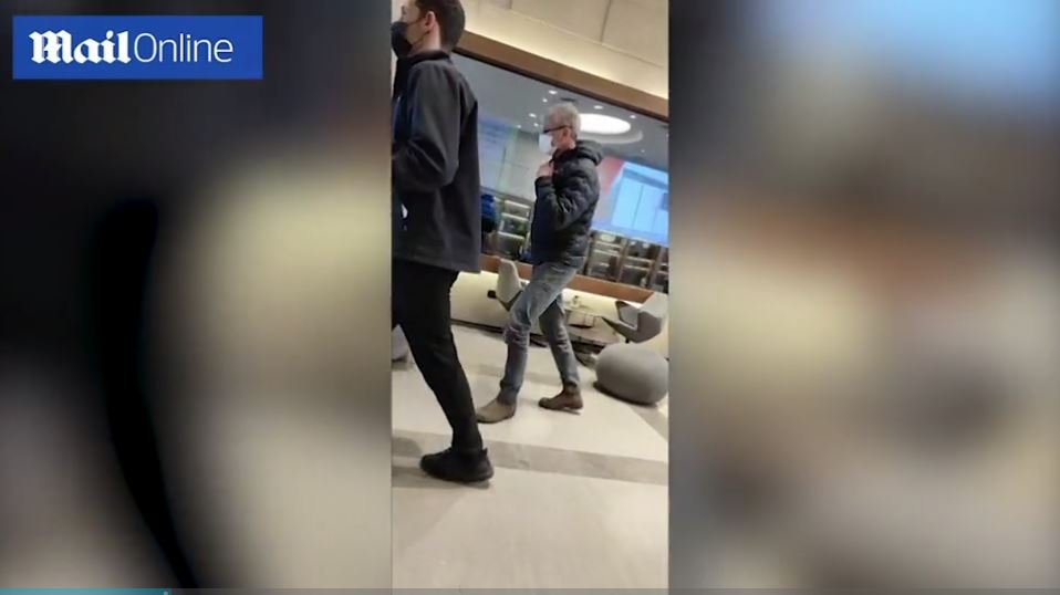 Ο Ρόμαν Αμπράμοβιτς στο αεροδρόμιο του Τελ Αβίβ / Φωτογραφία: Daily Mail