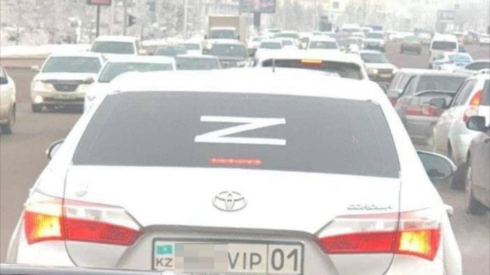 Το γράμμα Ζ ακόμη και σε αυτοκίνητα κατοίκων του Καζακστάν που υποστηρίζουν τον πόλεμο του Πούτιν
